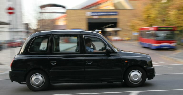 Já pensou em conhecer Londres de táxi?