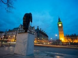 Big Ben e a estátua de Winston Churchill