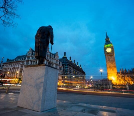 Big Ben e a estátua de Winston Churchill