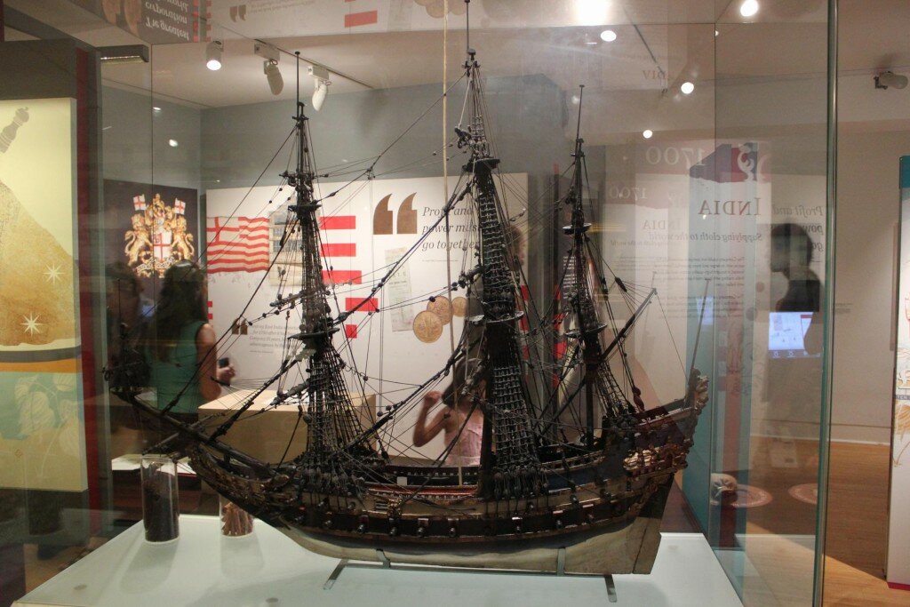 No museu, há modelos de barcos históricos