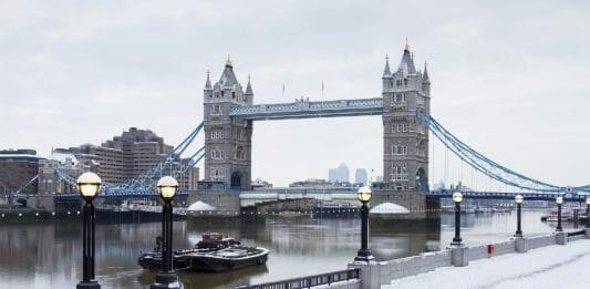 Tower Bridge em Londres na neve
