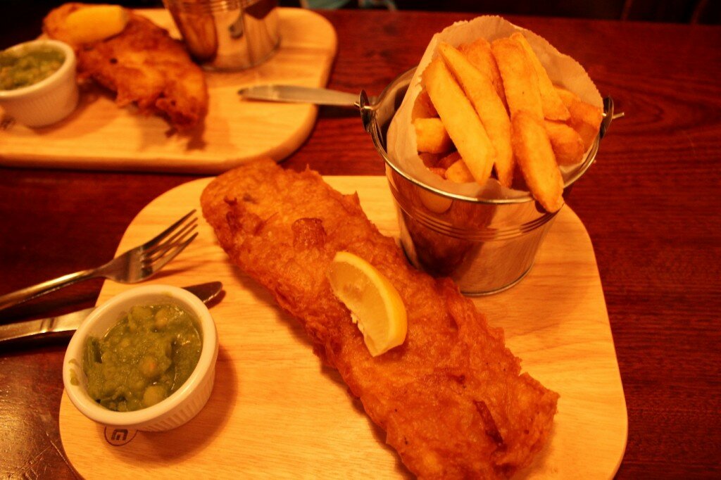 Fish & Chips no pub Westminster Arms, perto do Parlamento. Foto: iStock, Getty Images