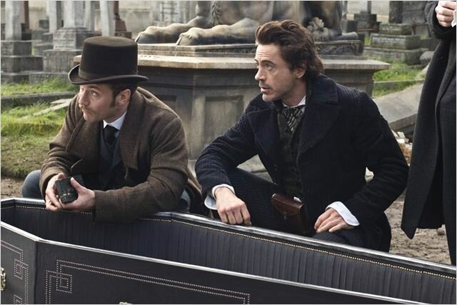 Jude Law e Robert Downey Jr. em Sherlock Holmes (2009). Foto: Divulgação