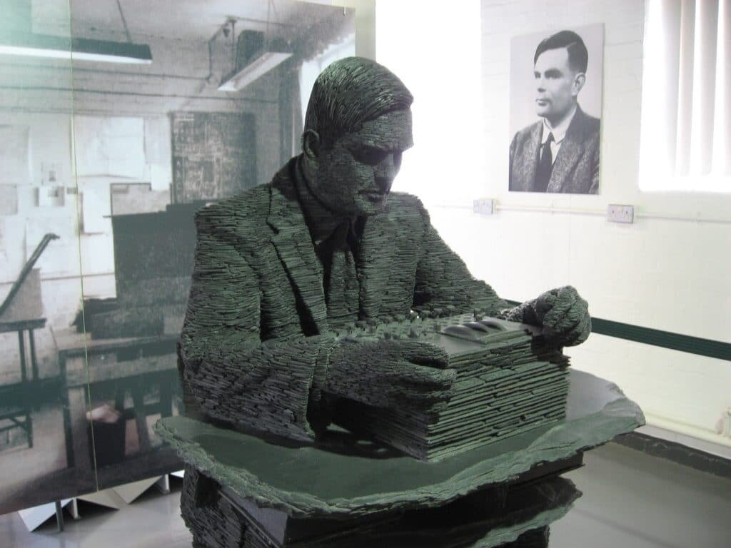 Estátua de Alan Turing em Bletchley Park. Foto: Jon Callas, CC BY-SA 2.0