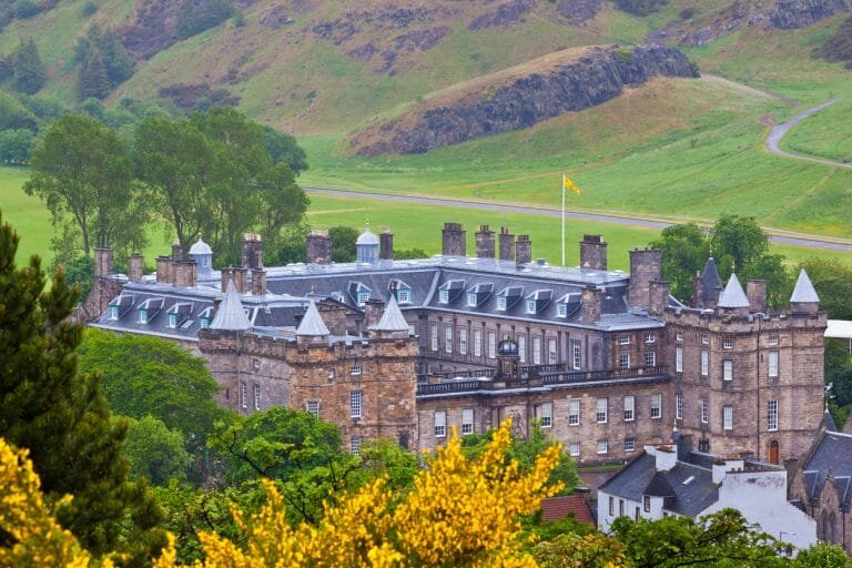 Conheça o Palácio de Holyroodhouse em Edimburgo