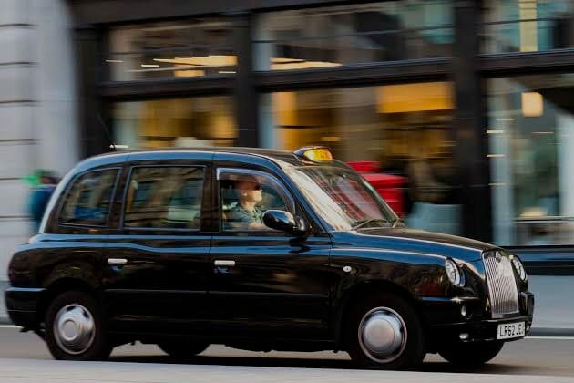 Saiba tudo sobre os Black Cabs e Minicabs: os Táxis de Londres
